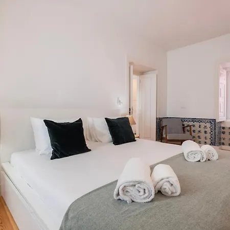 The Blue Tiles Walkway Лиссабон